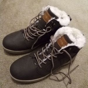 NEW Men's winter shoes US 10
